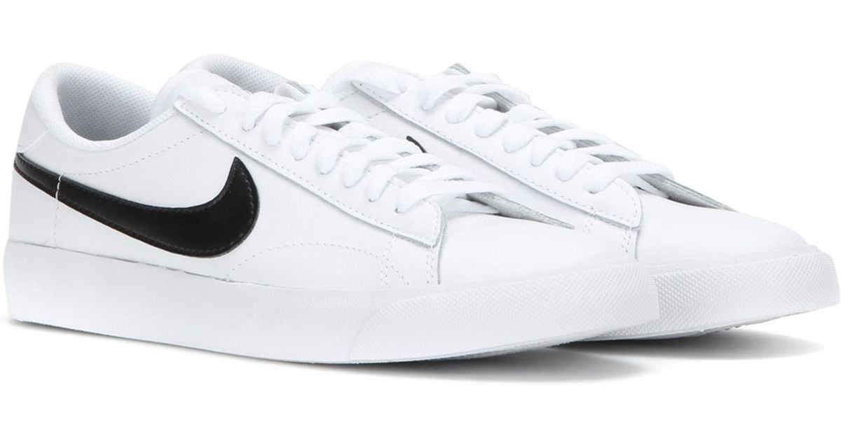 nike all white leather tennis shoes