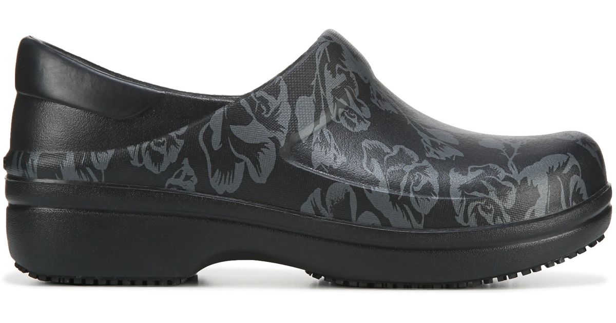 journee collection arkie wedge pump