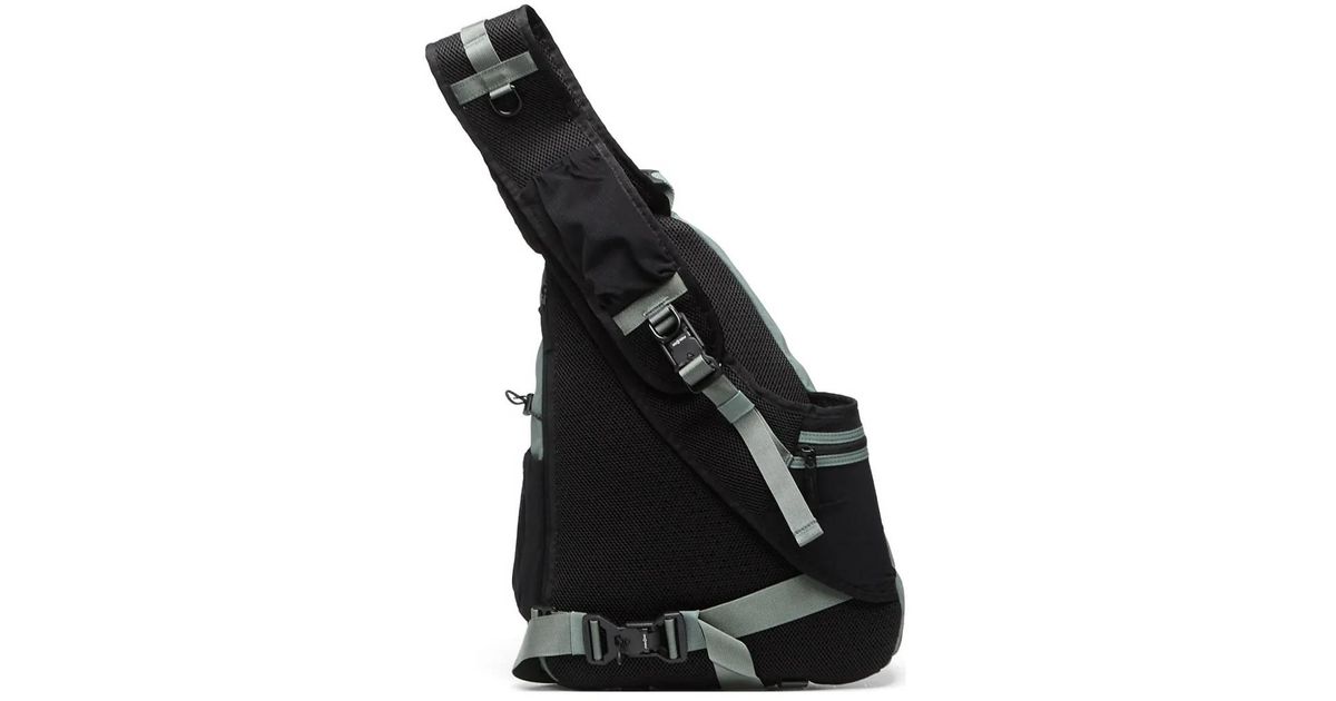 Oakley Latitude Zip Sling Back in Black | Lyst UK