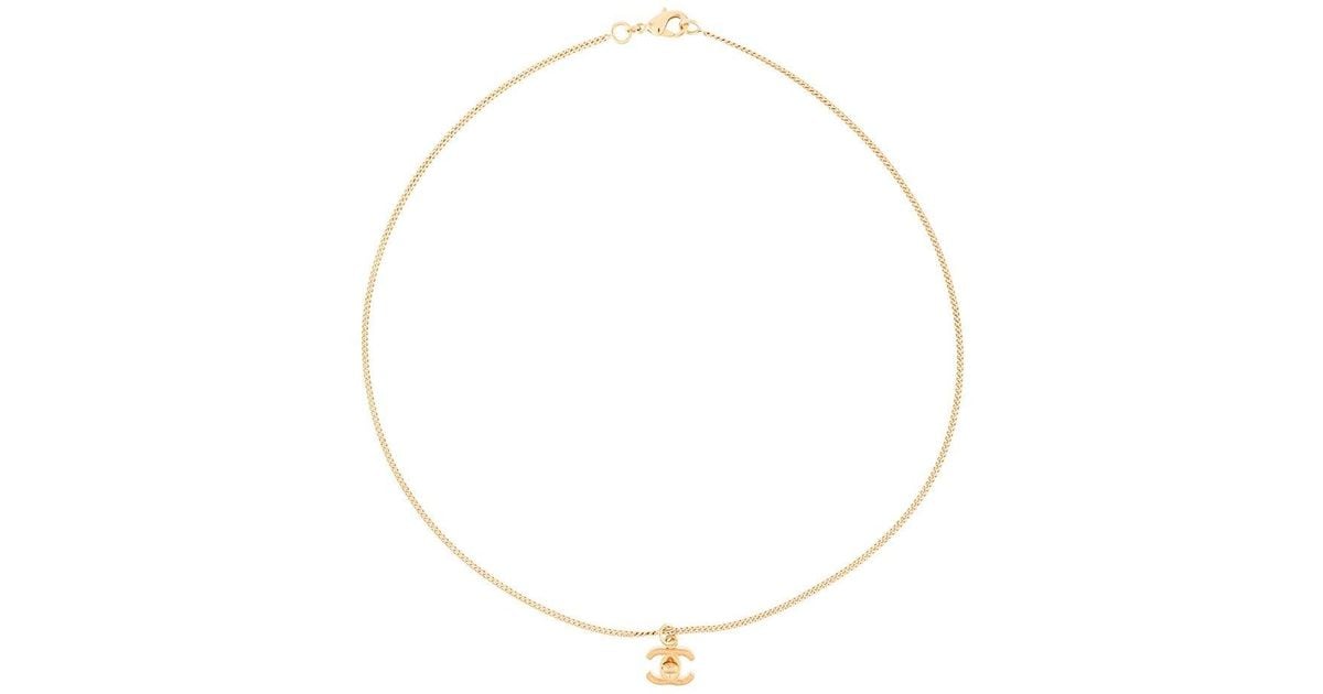Collier chaîne à pendentif logo Chanel Pre-Owned en coloris Métallisé | Lyst