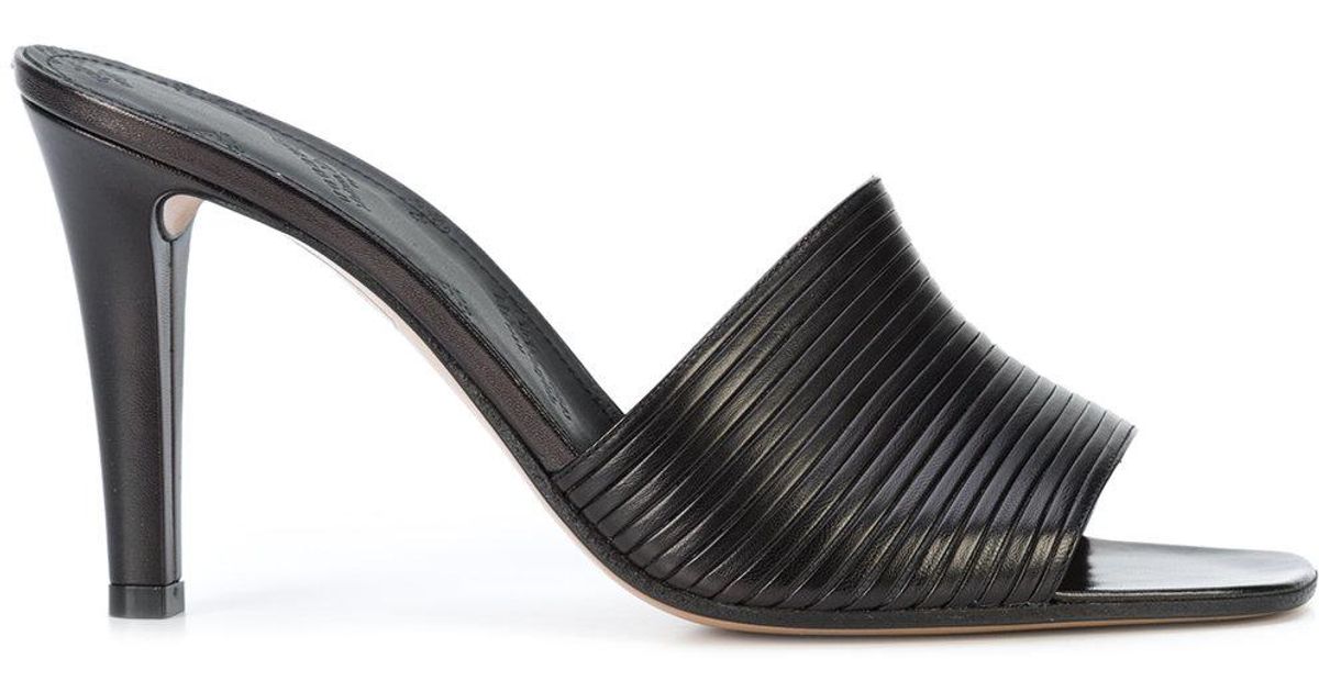 clarks toe ring sandals