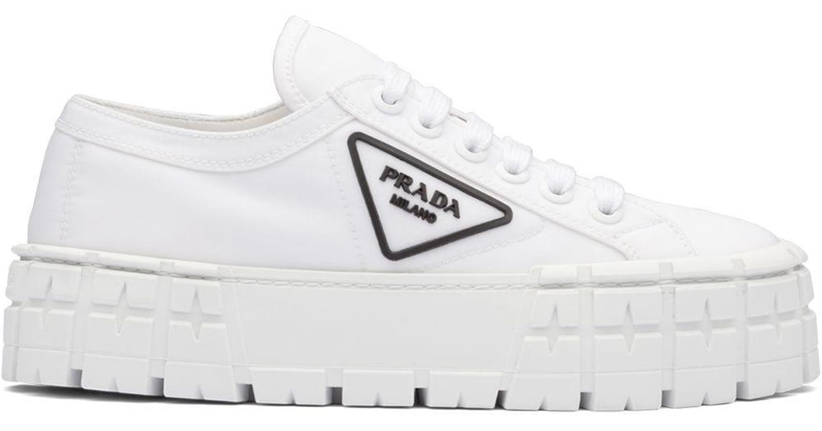 Prada Leer Sneakers Met Logoplakkaat in het Wit - Lyst