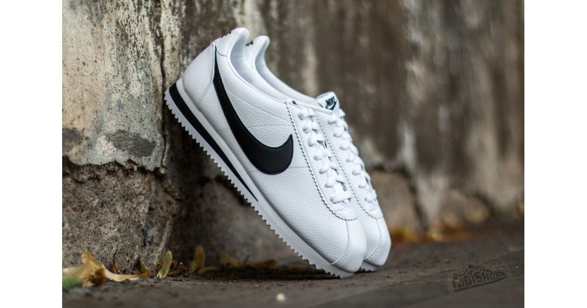 nike classic cortez leather trainers in white
