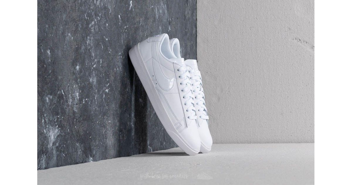 nike blazer low essential
