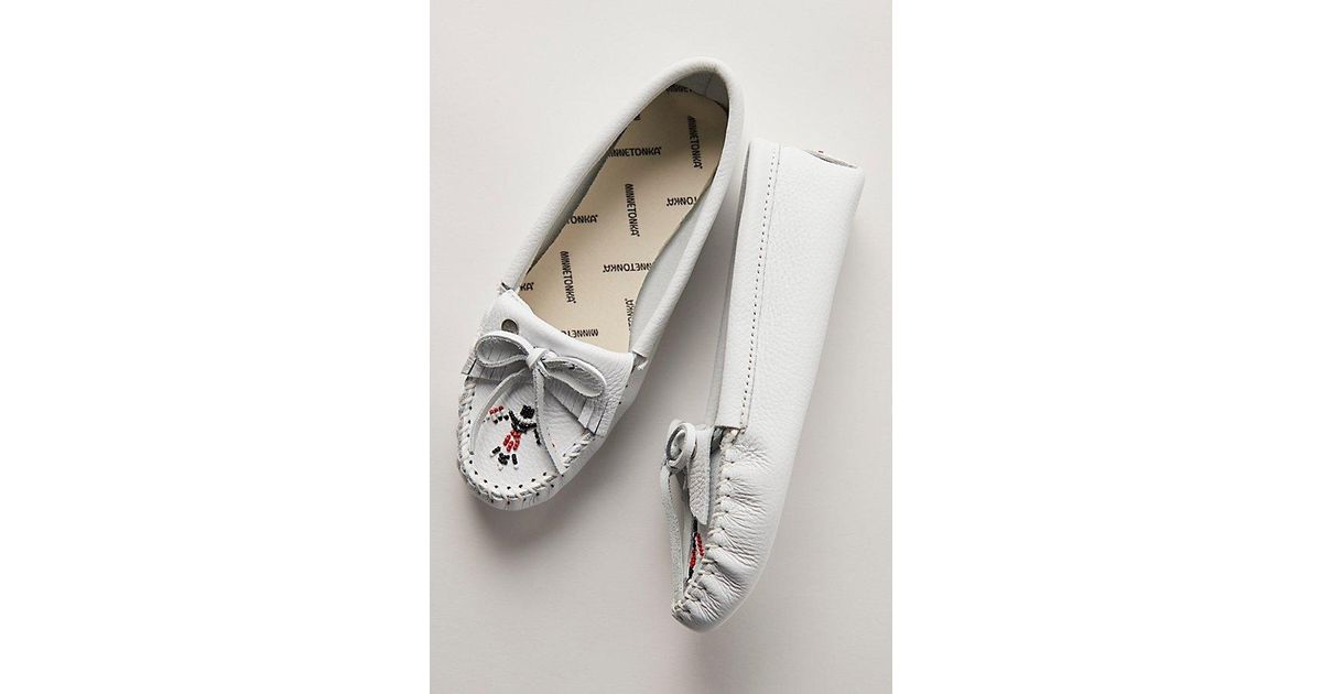 Silver minnetonka deals moccasins