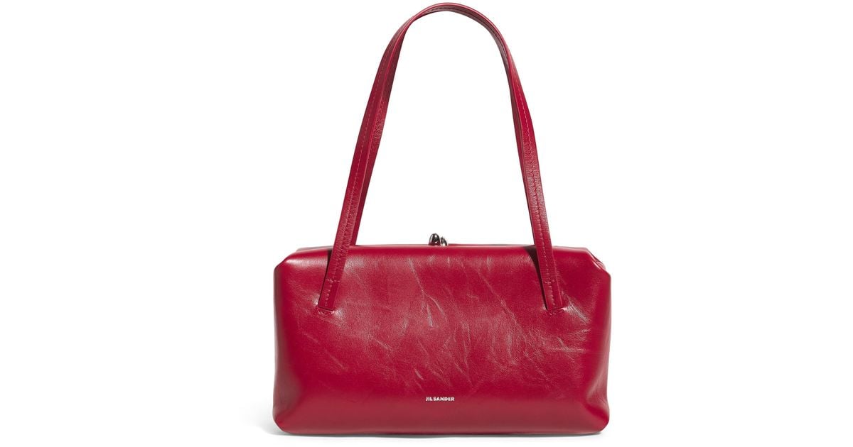 【関税込み】Jil Sander レッド スモール Goji Pillow バッグ Jil Sander Goji Pillow Small Handle Bag in Cherry | FWRD
