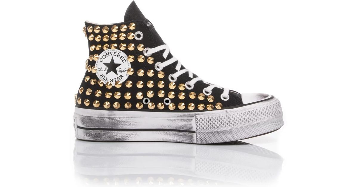 White converse best sale with gold studs
