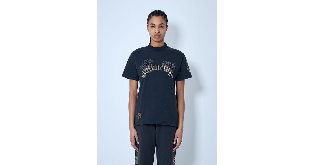 ゴージャスなグラフィック【BALENCIAGA】Tacky Tatoo Tシャツ Balenciaga Women's' Tacky Tattoo Logo Motif T-Shirt in Black