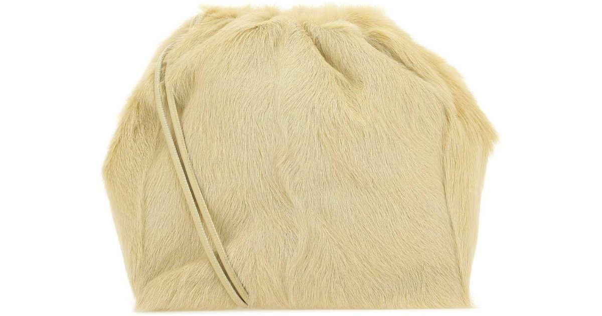 トートバッグ Jil Sander Cream fur Dumpling bucket bag Jil Sander Cream Fur Dumpling Bucket Bag in Natural | Lyst