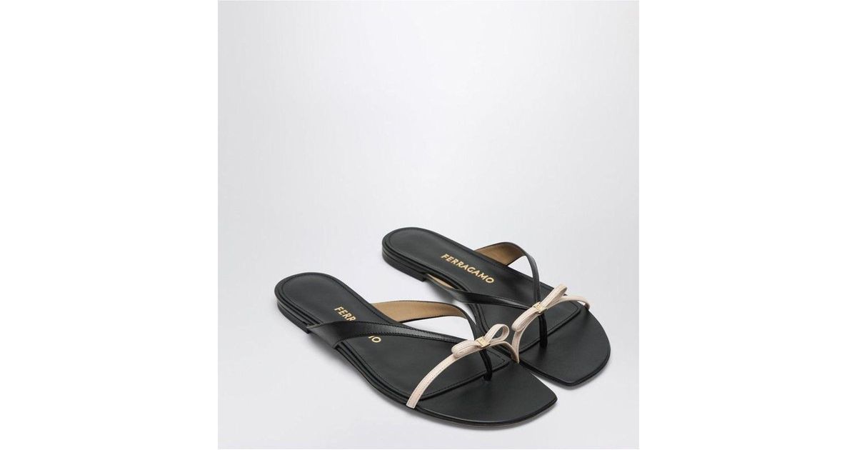 サンダル・ミュール Ferragamo Mini Bow Black Nude Flip-Flops Ferragamo Mini Bow/Nude Flip-Flops Sandal in White | Lyst