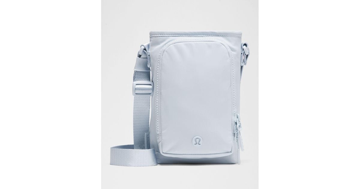 【lululemon】Water Bottle 必需品 軽量 クロスボディ バッグ2L Lululemon - Water Bottle Crossbody With Front Pocket 2l