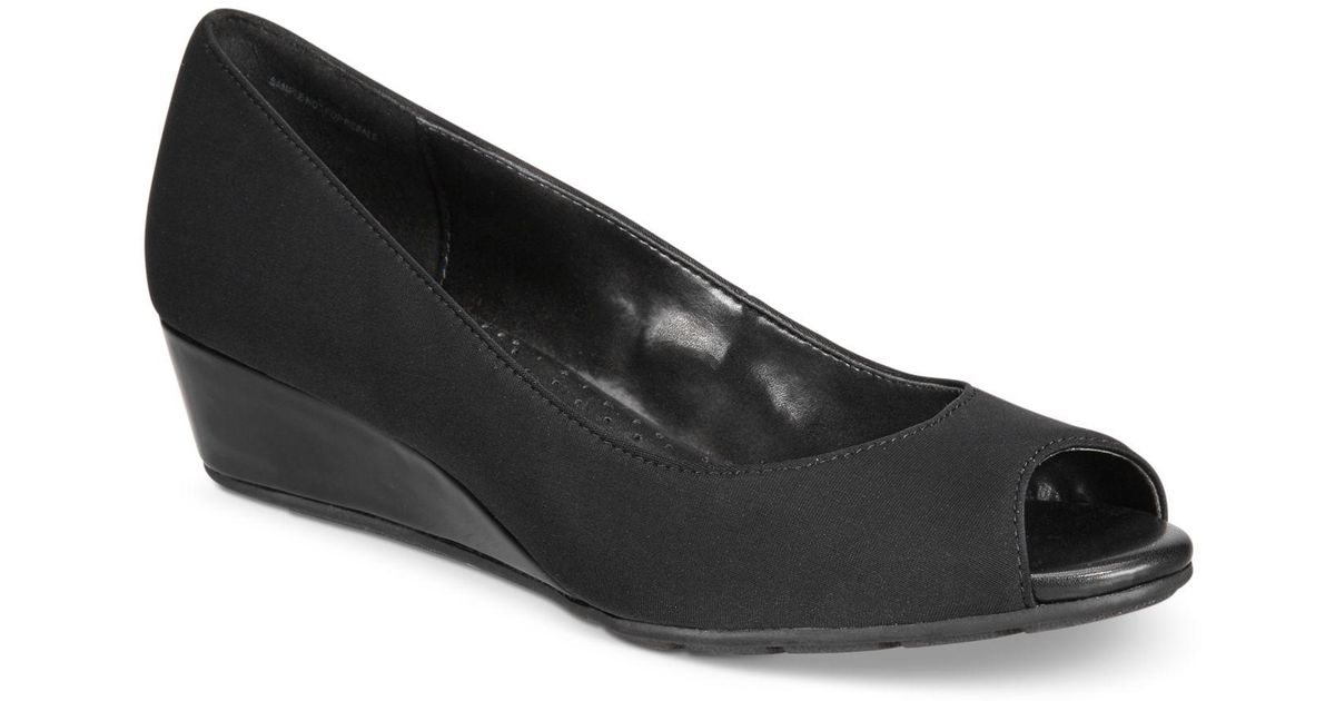 bandolino caddia wedge pumps