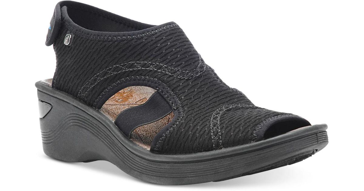 Bzees Dream Washable Wedge Sandals in Black - Lyst