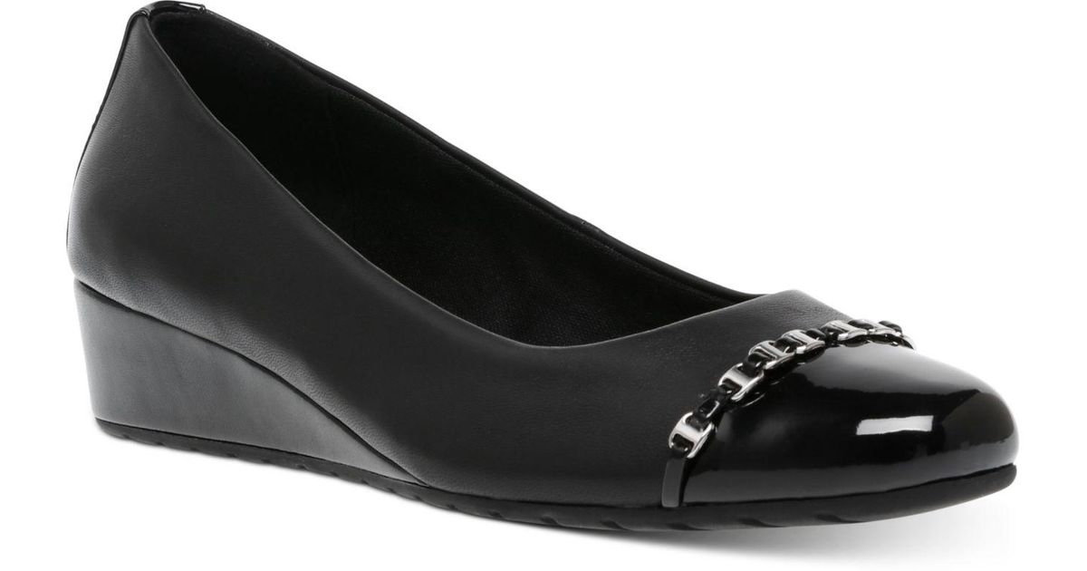 Anne Klein Synthetic Maysel Wedge Flats in Black - Lyst