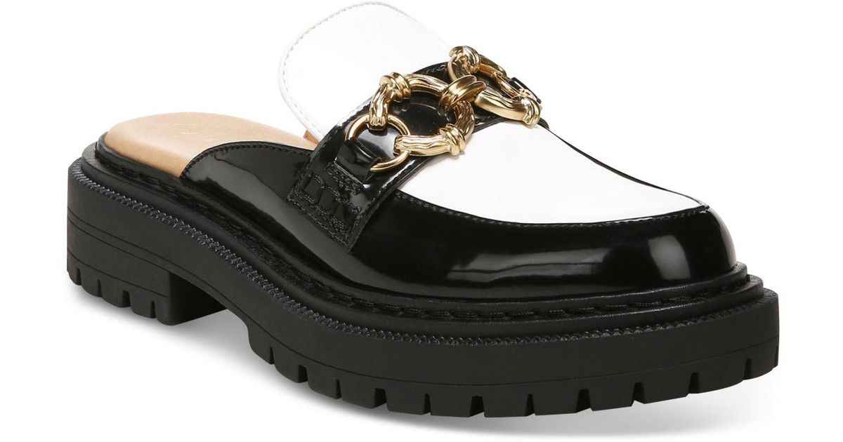 can you wear a dress with sneakers