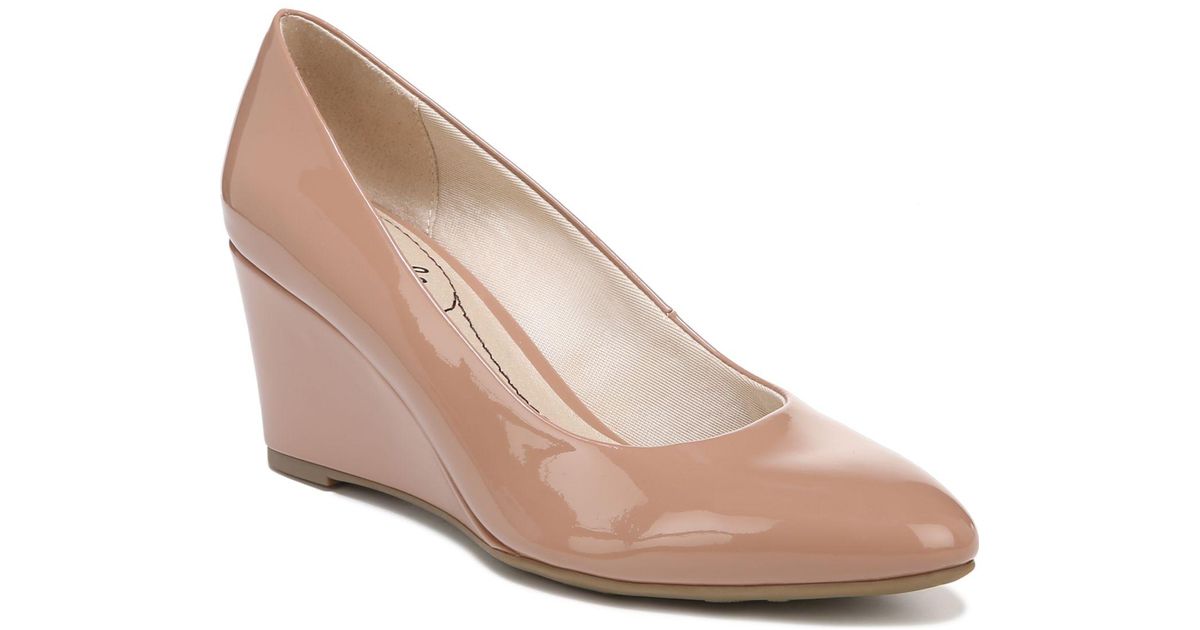 LifeStride Gio Wedge Pumps in Natural | Lyst