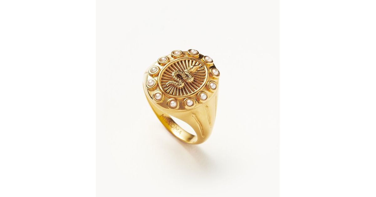 Missoma Harris Reed Serpent Pearl Signet Ring |18ct Gold Plated/pearl