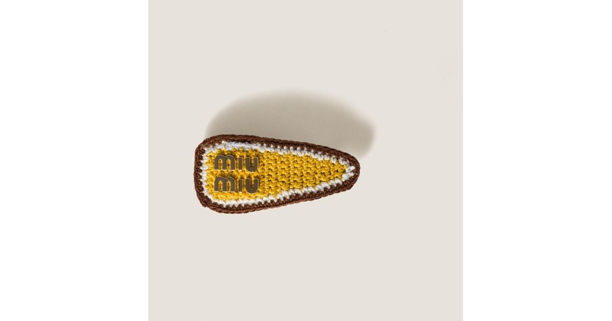 ヘアアクセサリー Miu Miu Triangular Textured Crochet Hair Clip Miu Miu Crochet triangle hair clip | The Fashion Square