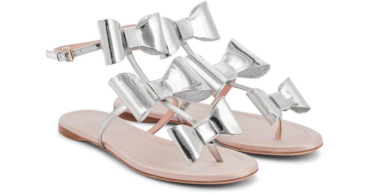 Giambattista Valli Pop Bow Metallic Leather Sandals in White | Lyst