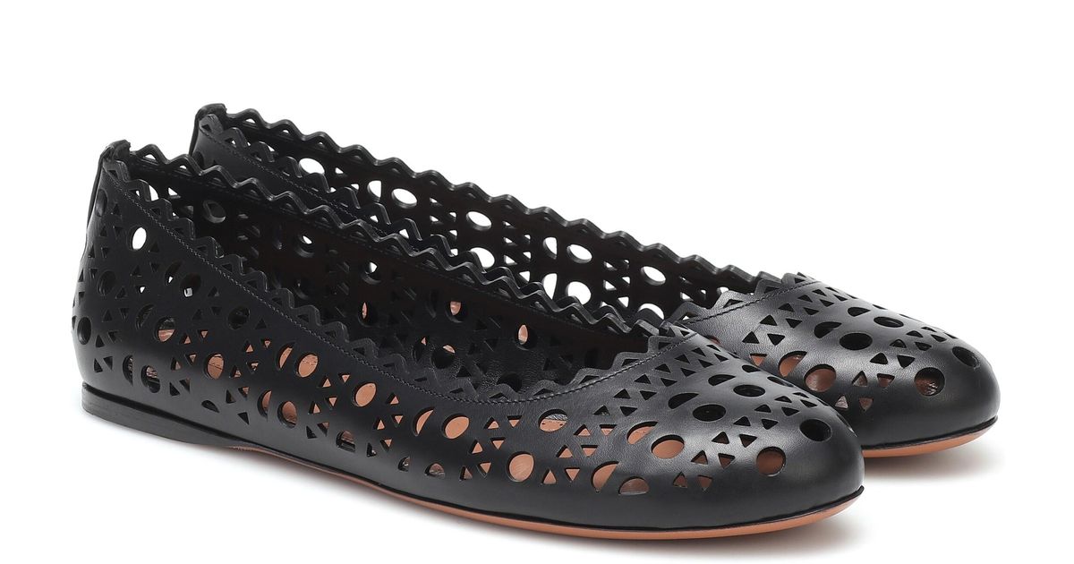 AlaÃ¯a Laser-cut Leather Ballet Flats in Black - Lyst