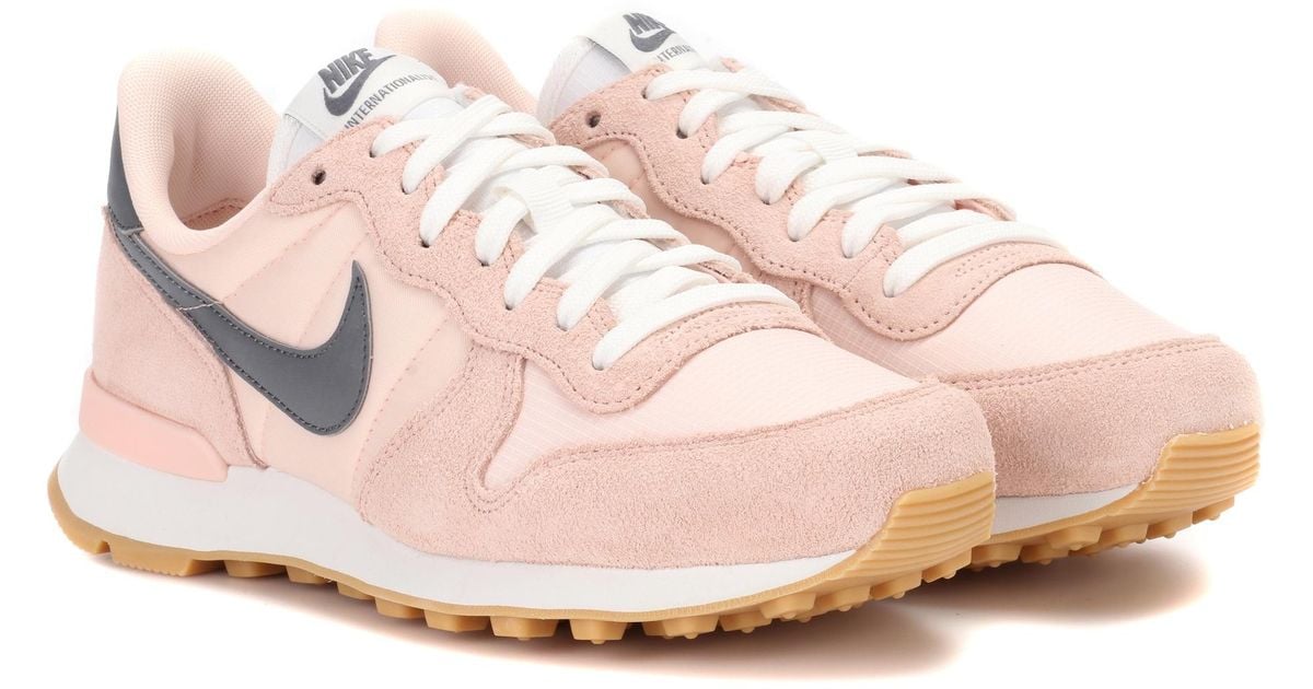Rústico Vaciar la basura Tres Nike Internationalist Suede Sneakers in Pink | Lyst
