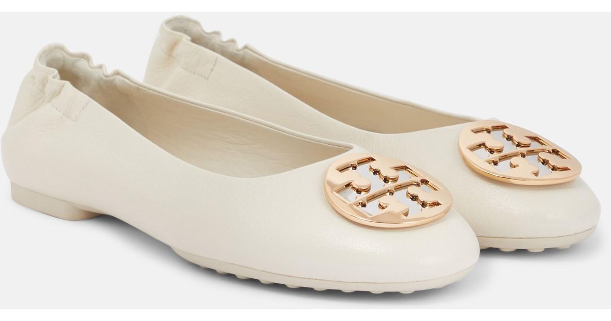 Tory Burch Claire Double T Leather Ballet Flats in Natural | Lyst
