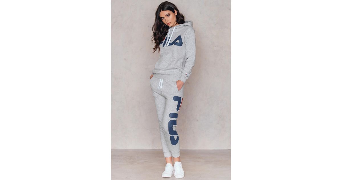 gray fila sweatpants