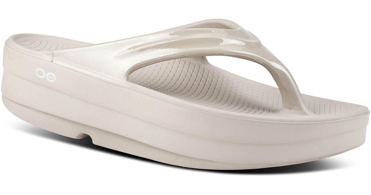 OOFOS Oomega Flip Flop in White Lyst