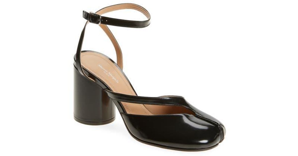 Maison Margiela Tabi Ankle Strap Pump in Black | Lyst