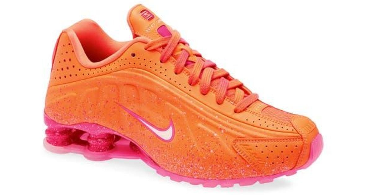Nike Shox R4 Sneaker in Orange | Lyst