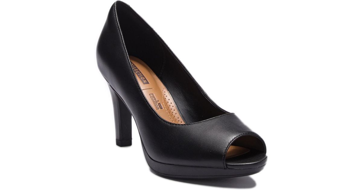 clarks round toe pumps