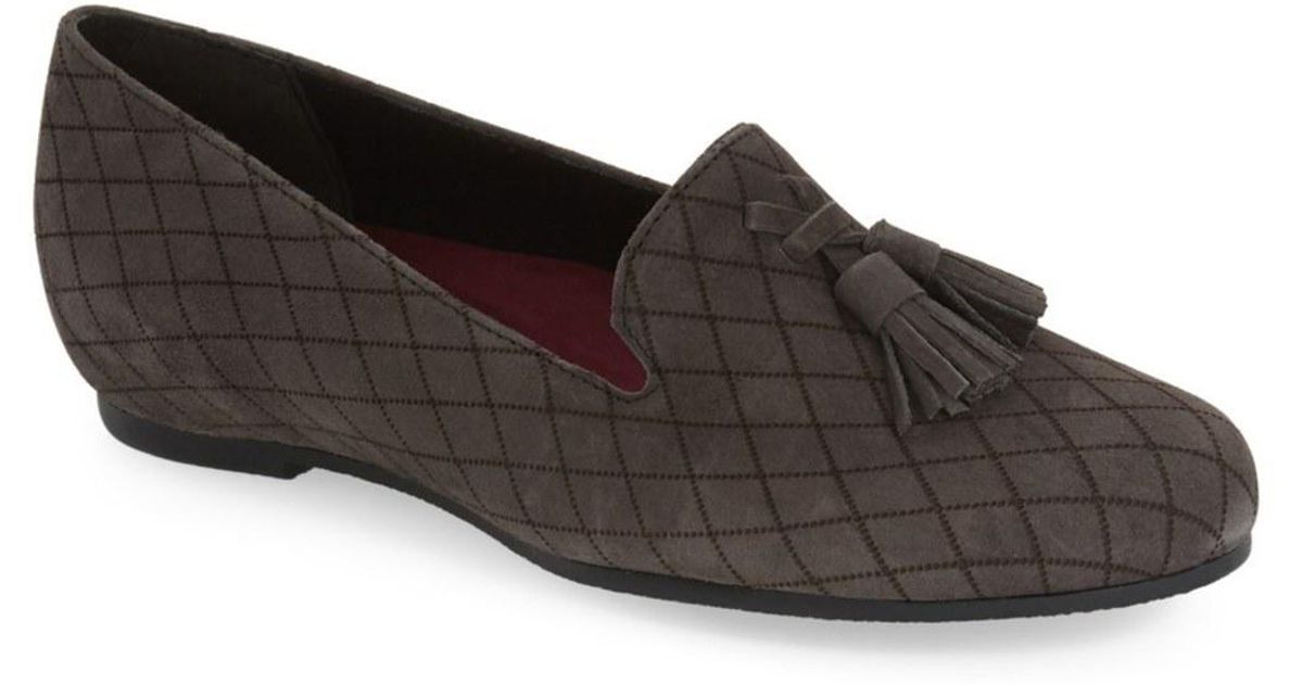 munro tallie tassel loafer