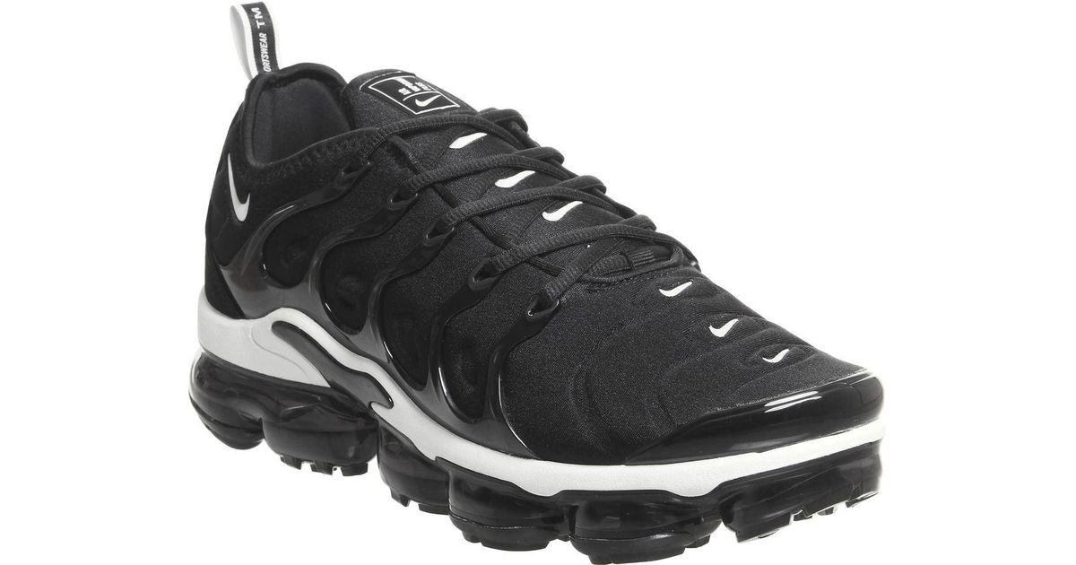 black and white air vapormax plus