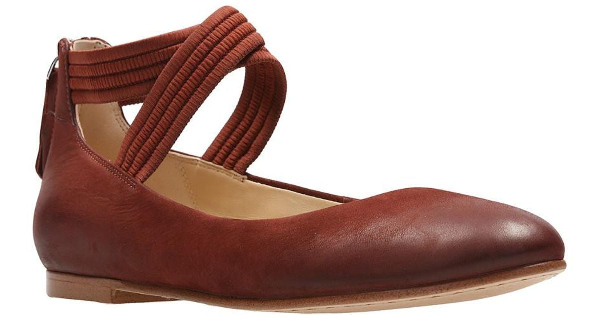Clarks Grace Anna Leather Flat in Rust 