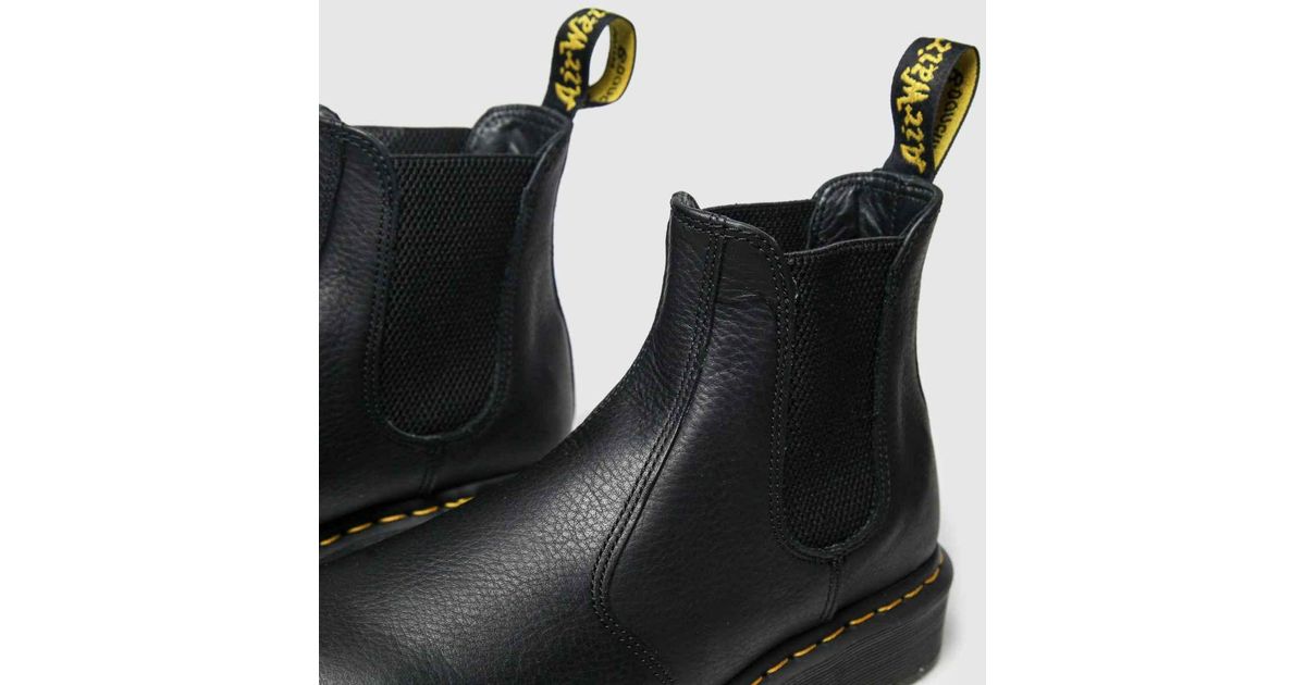 doc marten chelsea boots in black