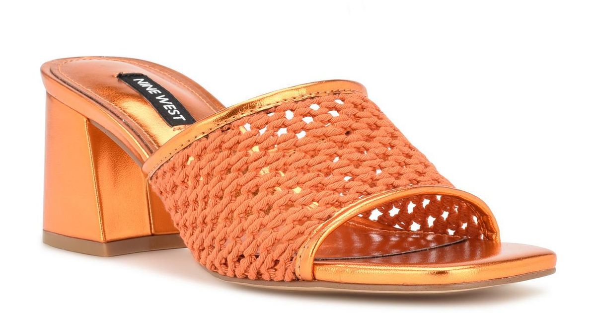 【美脚効果☆】Nine West Galant Block Heel サンダル Nine West Galant Faux Leather Woven Heels in Orange | Lyst