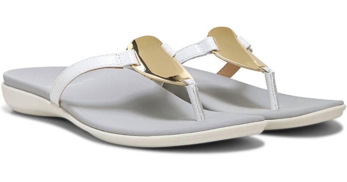 Creque Raysa Vionic Raysa Thong Sandals in White | Lyst