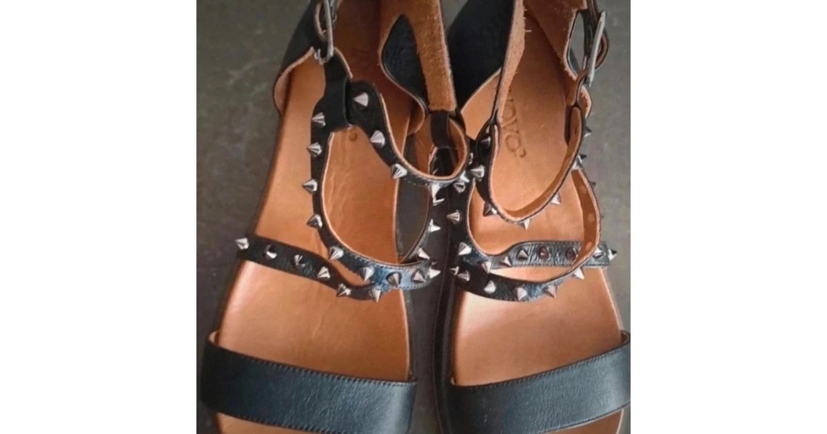 Sandale Noire Inuovo – Talon Compensé 4 Cm, Détails Clous Dorés – Cuir Véritable – Fabriqué En Espagne