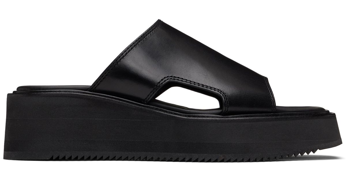 【関税込み】JULIUS ブラック Edge Cut レザー サンダル Black Edge Cut Leather Sandals by Julius on Sale