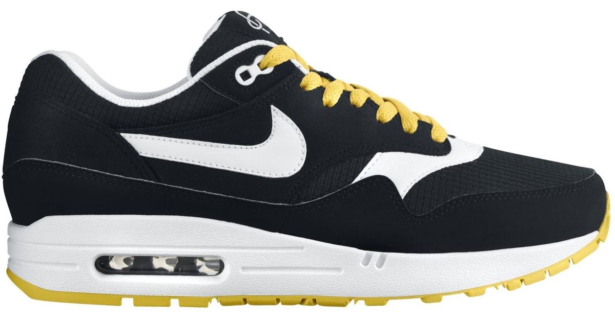 white and black airmaxes
