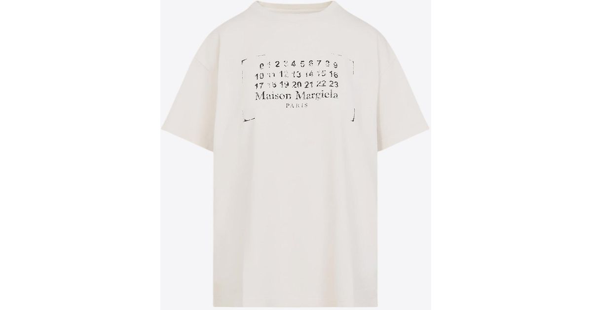 【関税込み】Maison Margiela オフホワイト Stamp Logo Tシャツ Maison Margiela Stamp Logo Print T-Shirt in White | Lyst