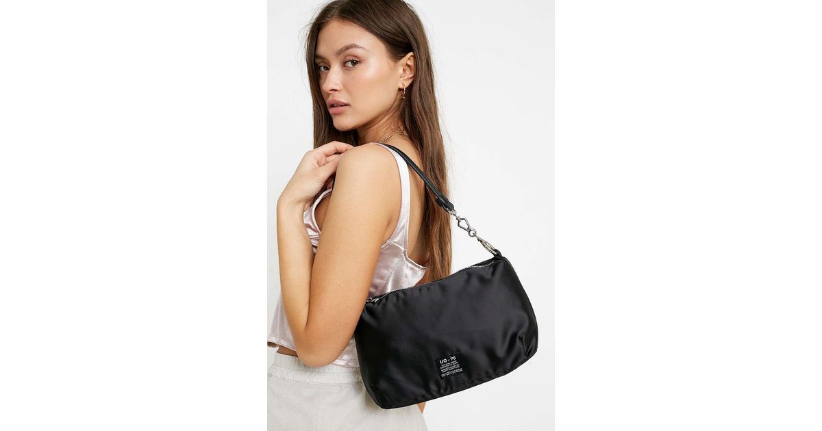 uo satin & chain shoulder bolsa