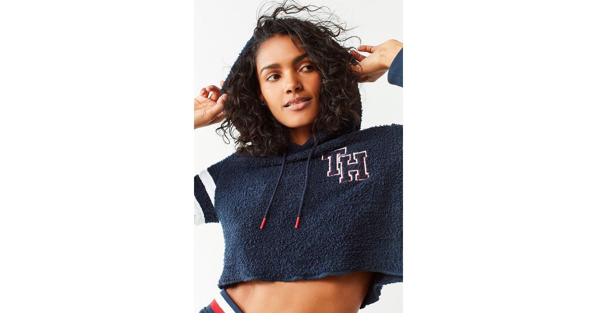 lyst hilfiger hilfiger x uo marshmallow cropped hoodie sweatshirt in blue save 43 lyst hilfiger hilfiger x uo marshmallow cropped hoodie sweatshirt in blue save 43