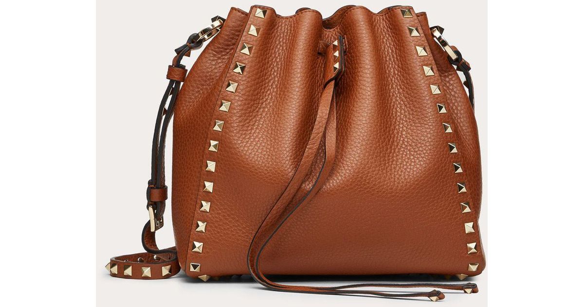 Valentino Leather Garavani Small Rockstud Bucket Bag in Brown - Lyst