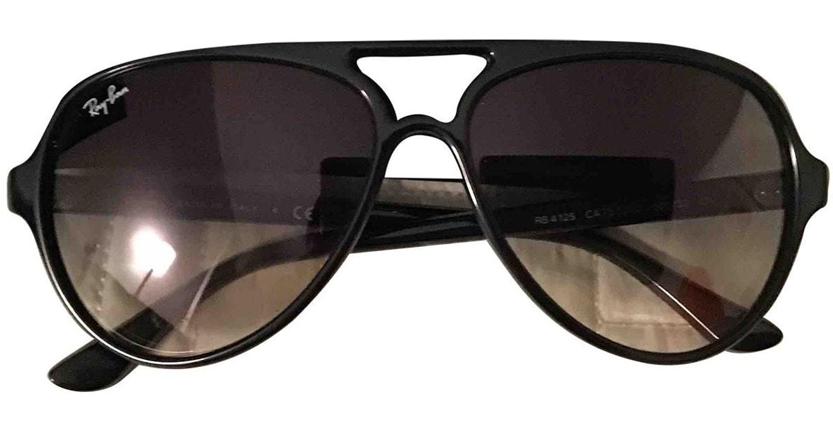 black plastic ray bans