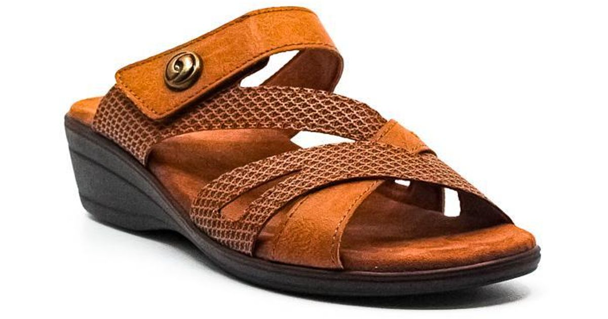 Easy Street Feature Flat Sandals in Tan (Brown) - Lyst