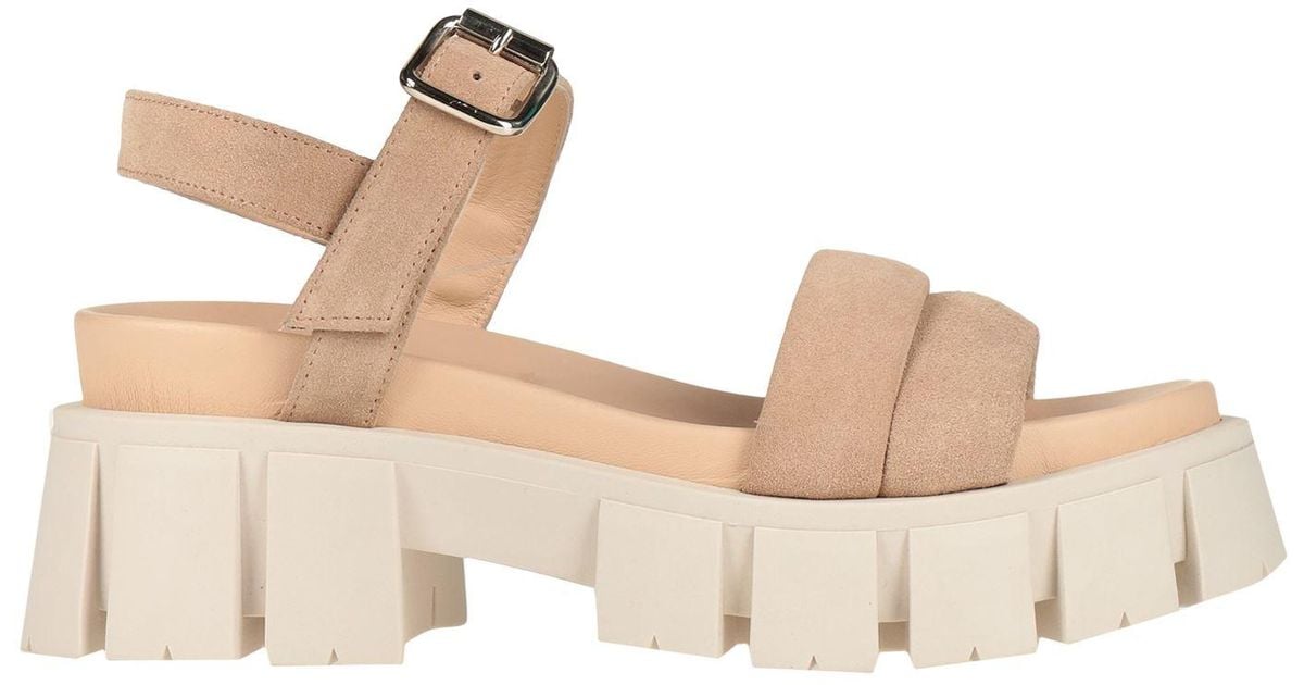 Janet & Janet Sandals in Natural | Lyst