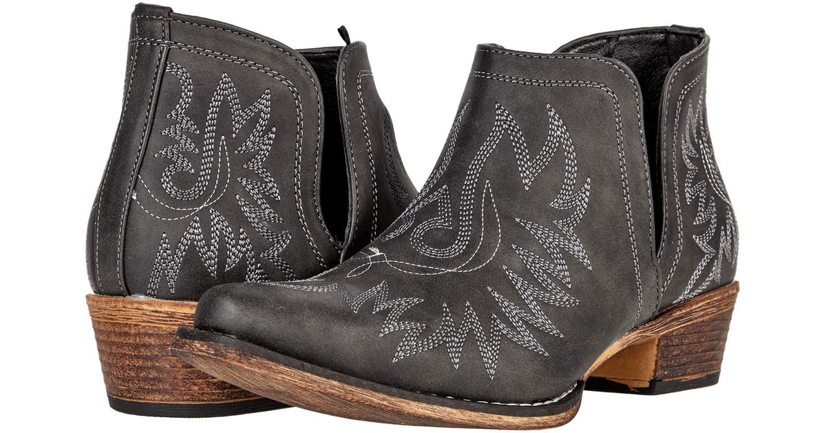 Roper Ava in Black Lyst