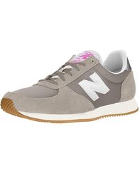 New Balance 220 Trainers in Beige/White 
