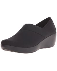 crocs women's busy day stretch asymmetrical wedge